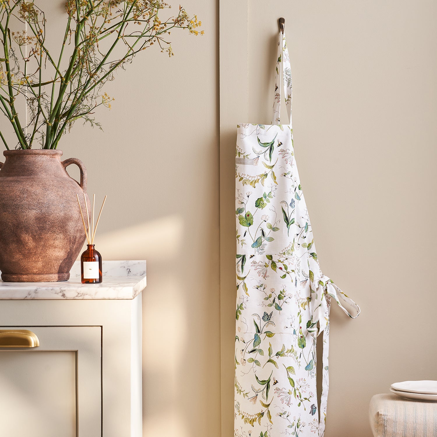 french 00-20s apron【wildfraulein好きな方など】 Wild Floral Apron by Sophie Allport