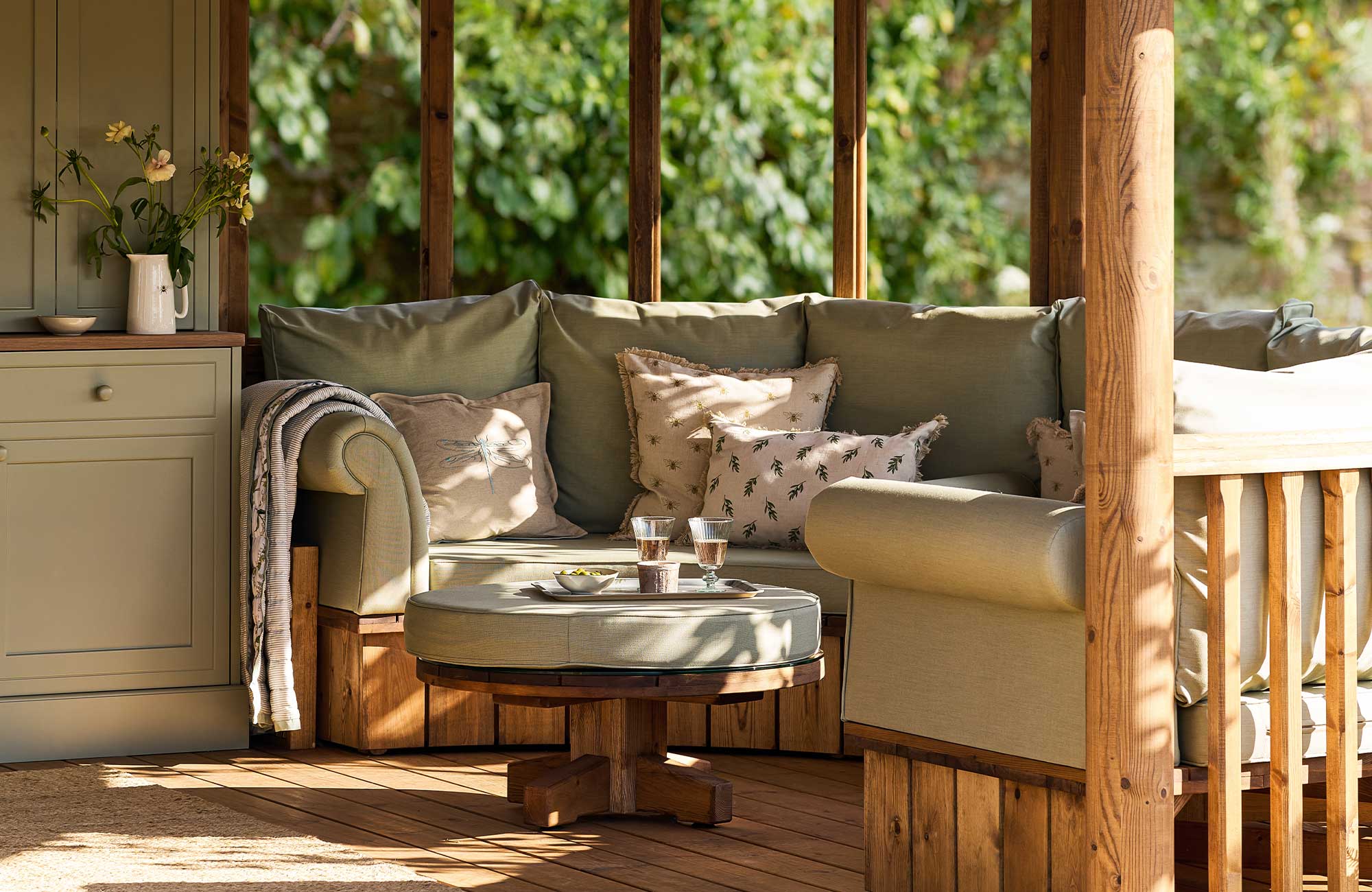 Creating The Ultimate Outdoor Living Room