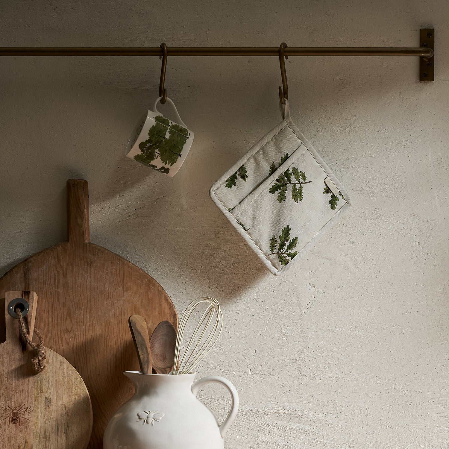 Acorn & Oak Leaves Pot Grab by Sophie Allport