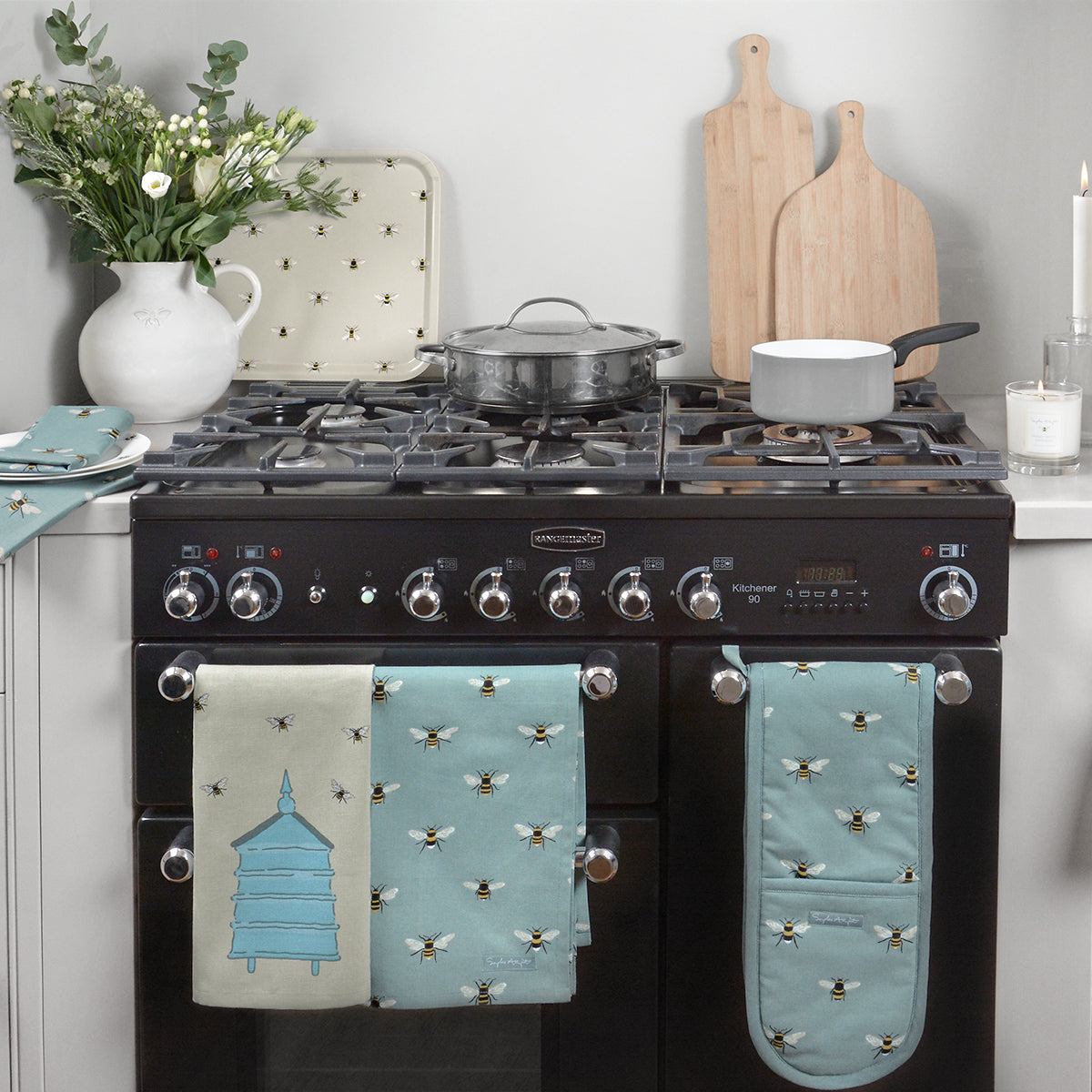 Bees Teal kitchen range from Sophie Allport Double oven gloves made from cotton with heat protection
