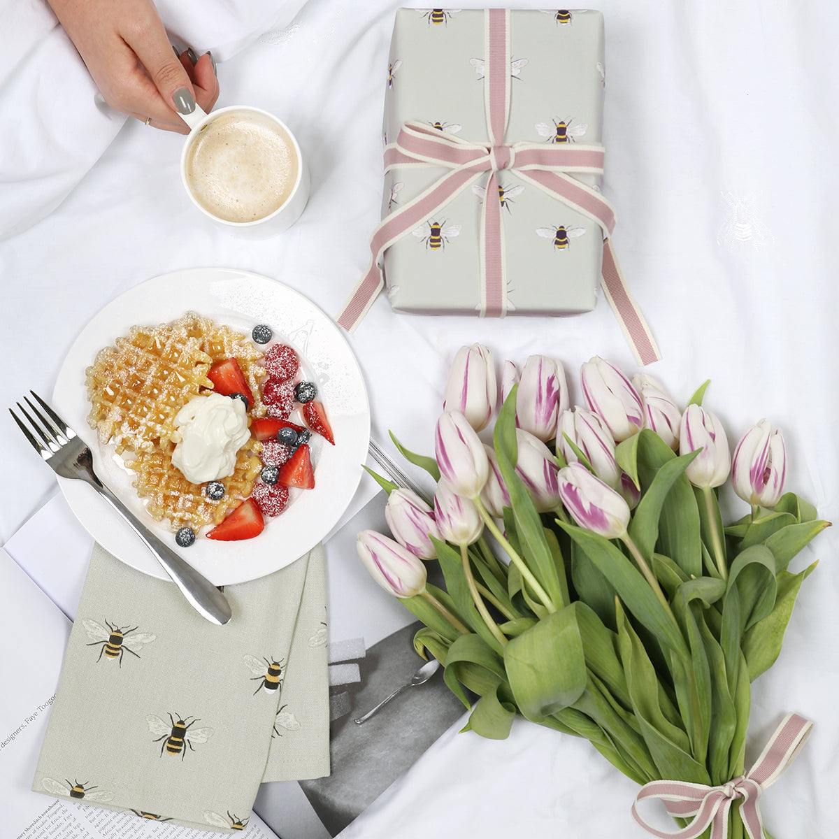 Bees Gift Wrap 
